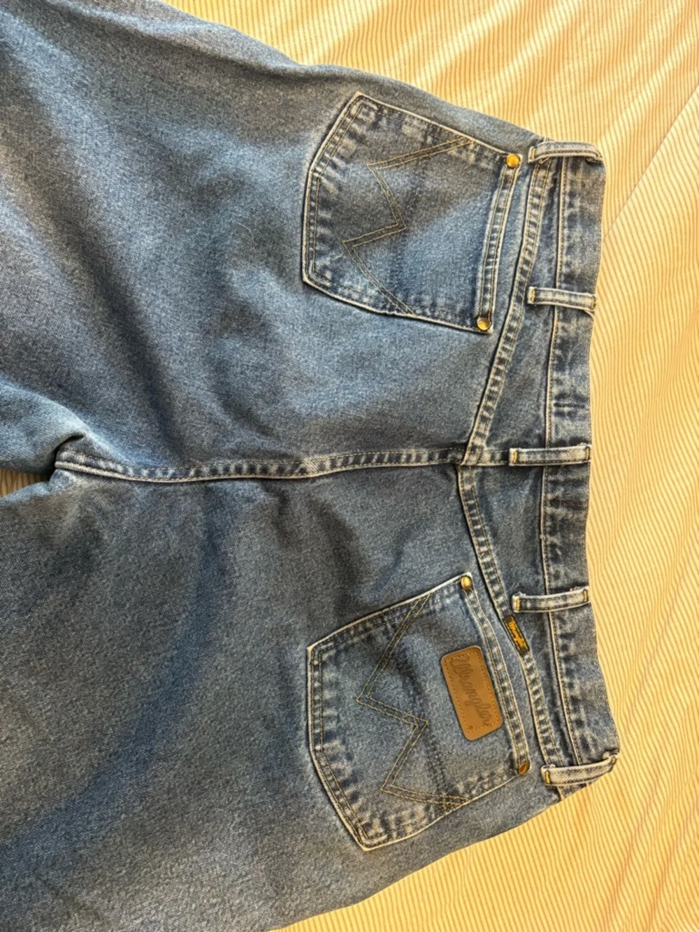 Wrangler Men's Relaxed Fit Blue Jeans - Picture 6 of 6